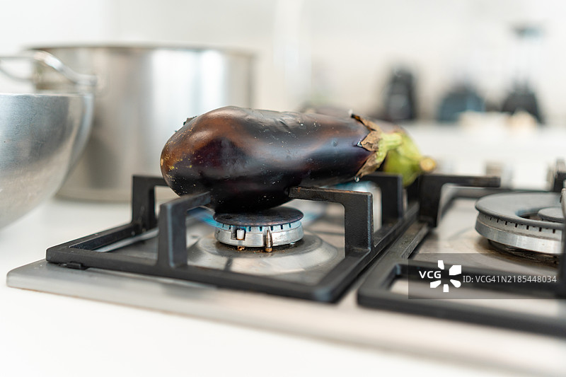 印度菜肴准备：在炉子上烤茄子图片素材