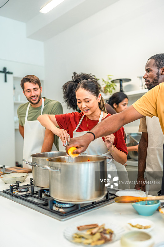 成熟的亚洲女性在烹饪工作坊中准备菜肴图片素材