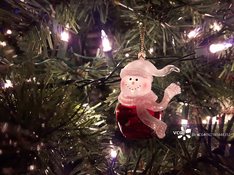 圣诞树上的雪人装饰品图片素材