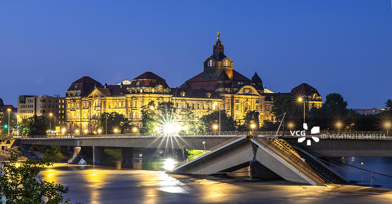 萨克森州德国易北河上的卡罗拉桥（Carolabrücke）倒塌，蓝色时刻的政府大楼。图片素材