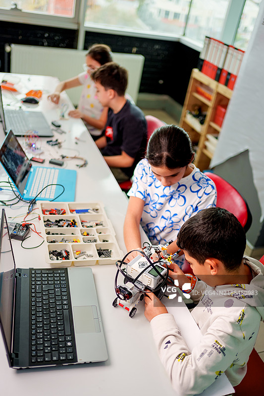 孩子们参与机器人和STEM教育工作坊图片素材