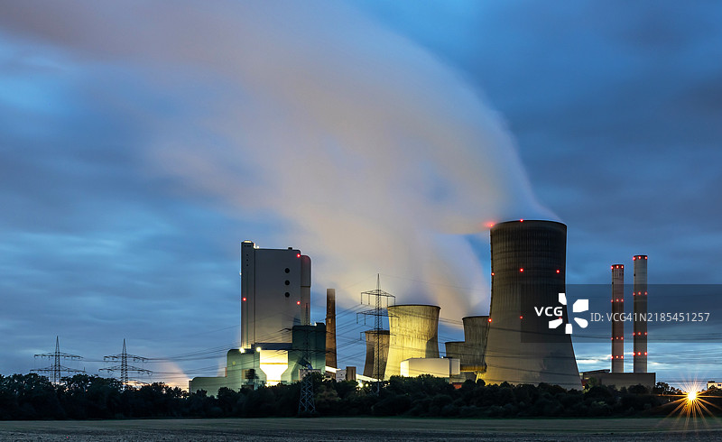 德国尼德劳瑟姆的大型燃煤电厂在蓝色时刻冒烟的烟囱图片素材