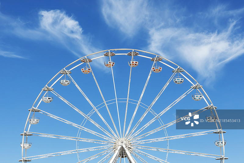 大型摩天轮与蓝天图片素材