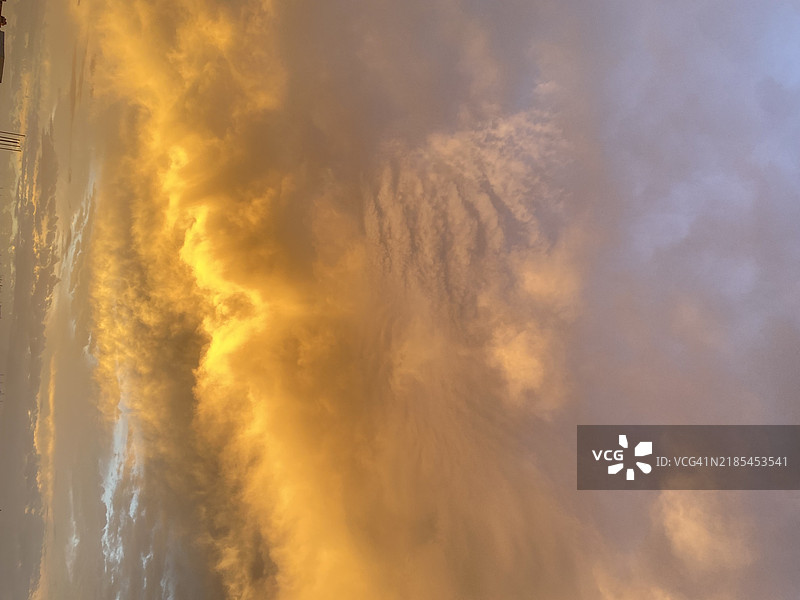 低角度视图下的戏剧性天空图片素材