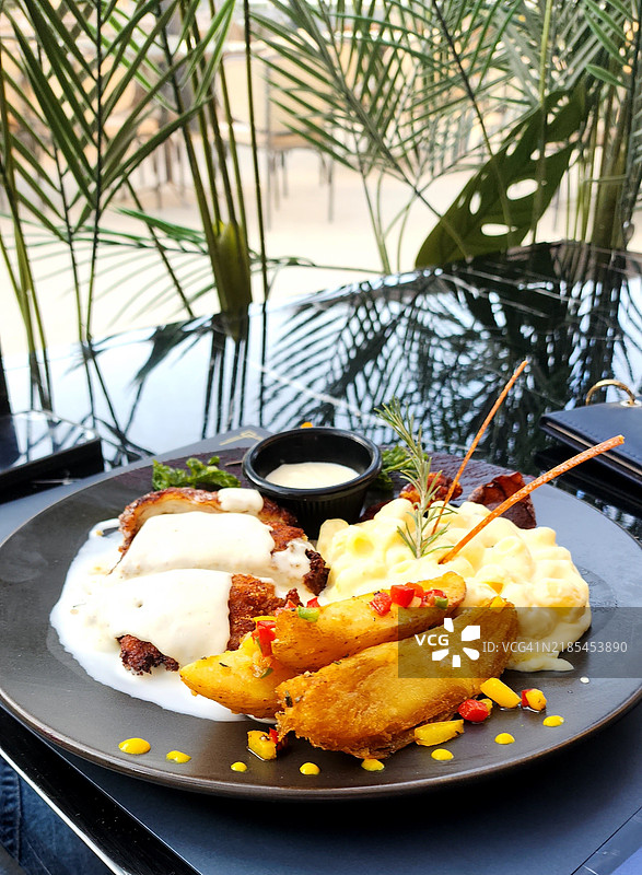 盘子里盛放的食物特写图片素材