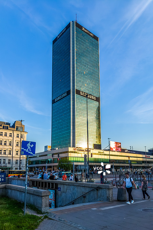 华沙市中心的万豪酒店在日落时分。图片素材