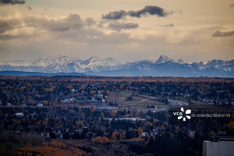 高角度俯瞰城镇风景与天空图片素材