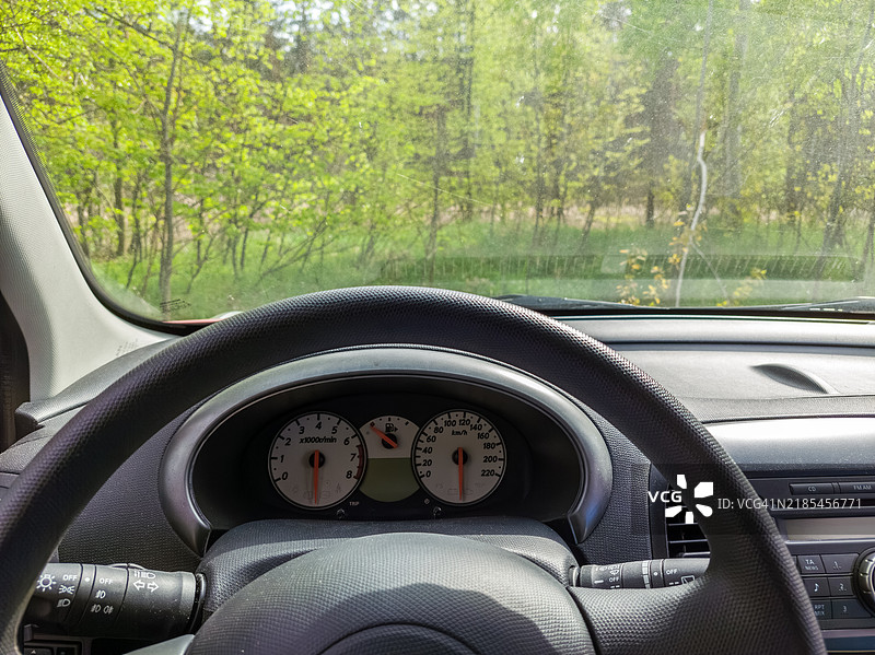 汽车仪表盘和挡风玻璃的特写视图图片素材