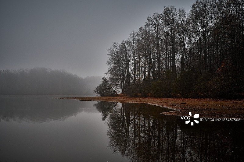 秋天的湖边树木与天空，宾夕法尼亚州朗霍恩，美国图片素材