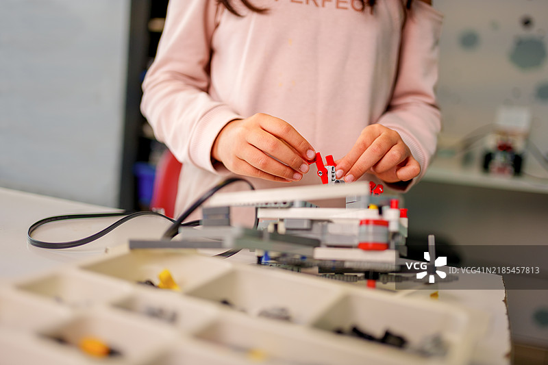 一名女学生参与动手机器人和STEM教育活动图片素材