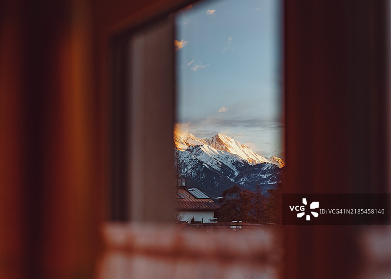 窗户中映射的美丽山景图片素材