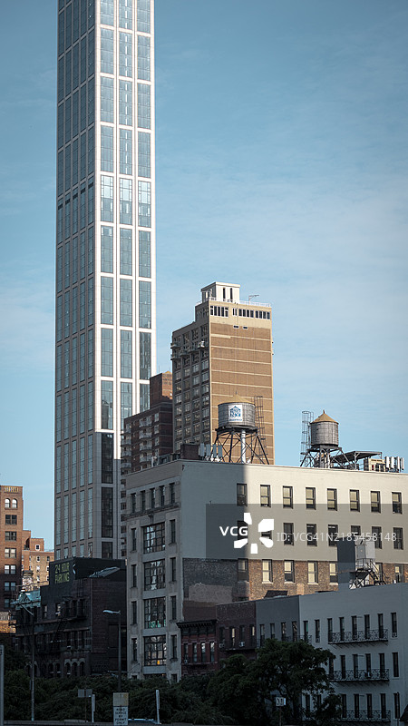 低角度视图的建筑与天空，曼哈顿，纽约，美国图片素材