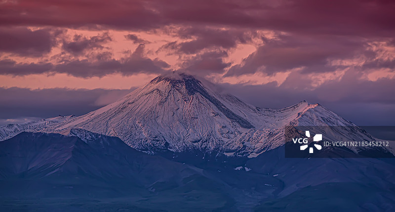 秋季的阿瓦恰火山，顶端覆盖着雪。图片素材