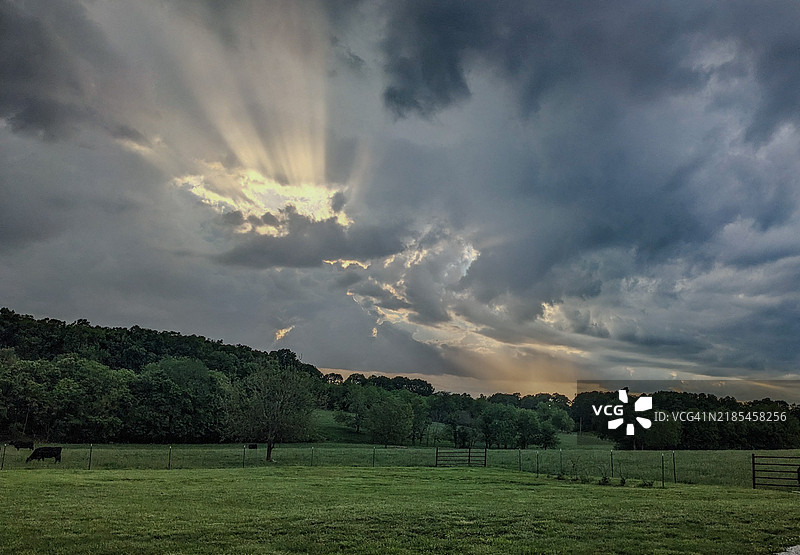 美国天空下的田野美景图片素材