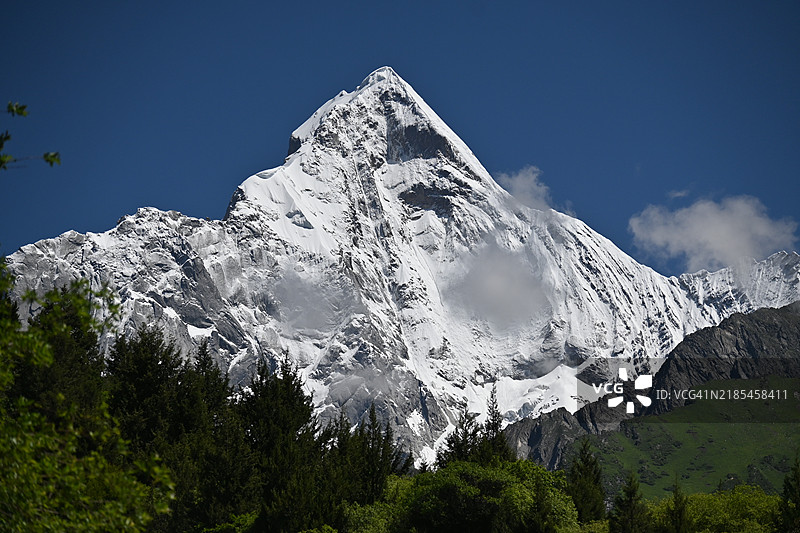 雪山在晴朗的蓝天下的低角度视图图片素材