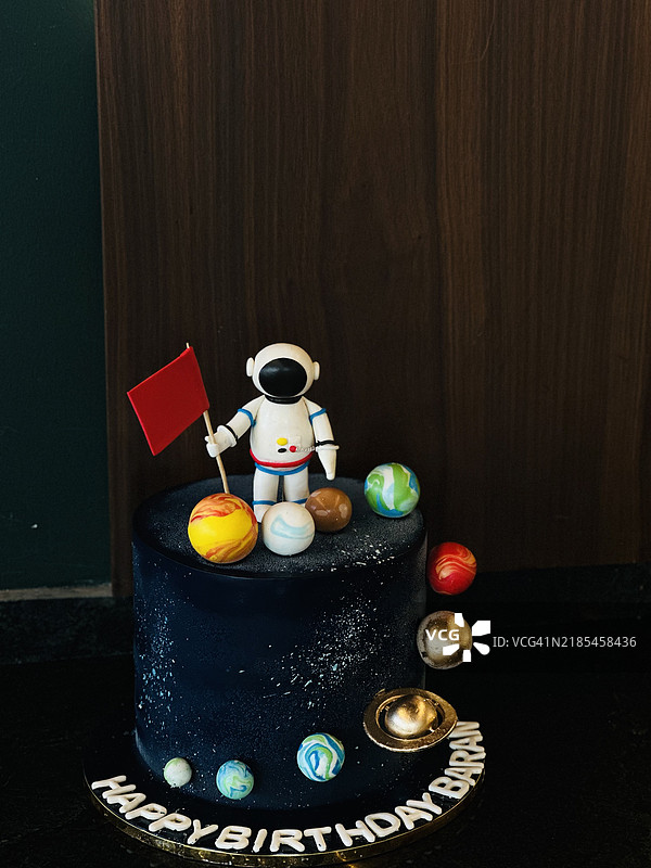 桌子上的蛋糕特写图片素材