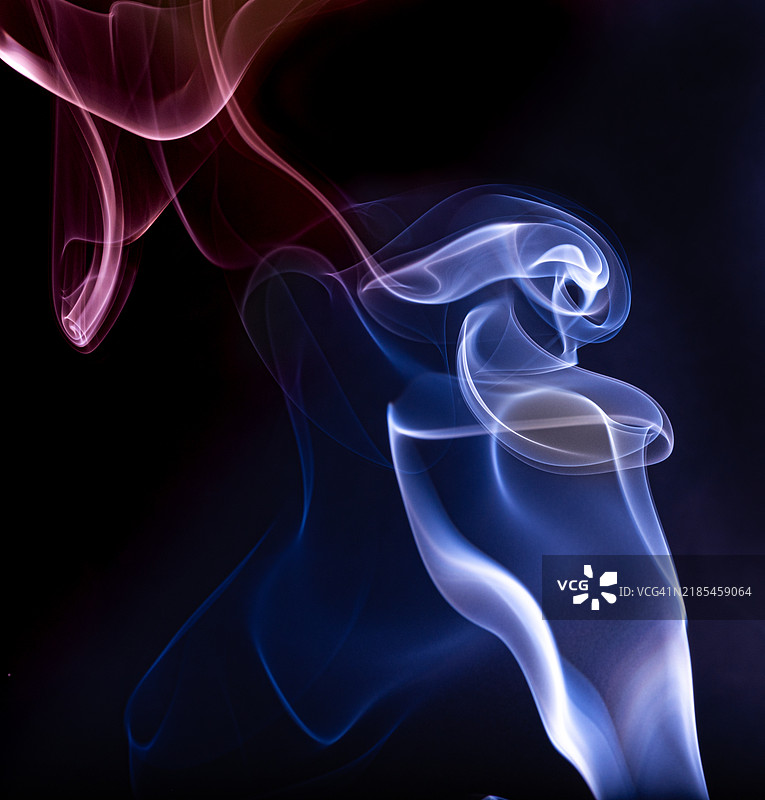 黑色背景下的烟雾特写，爱达荷州，美国图片素材