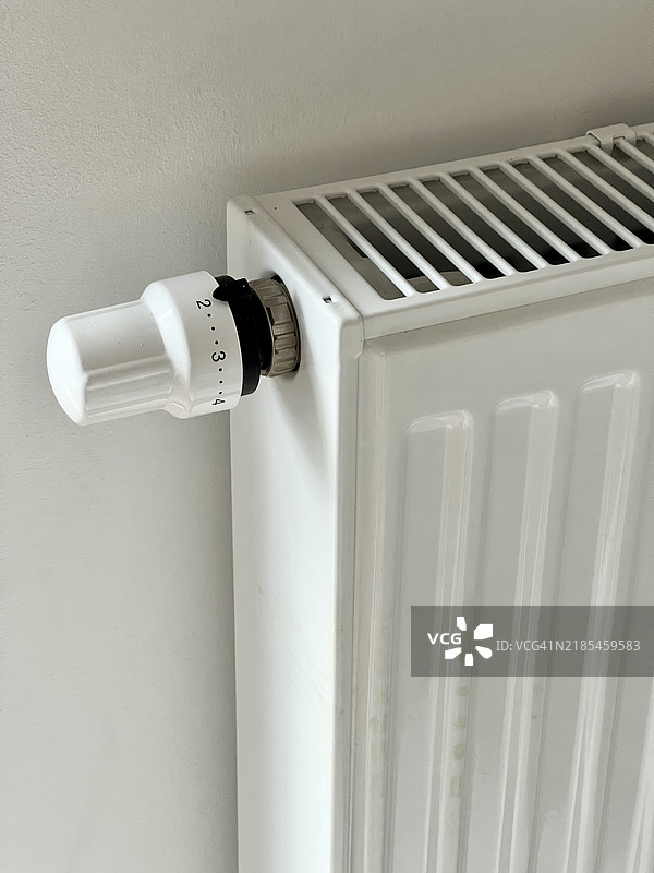 白色散热器和阀门的特写竖版照片图片素材