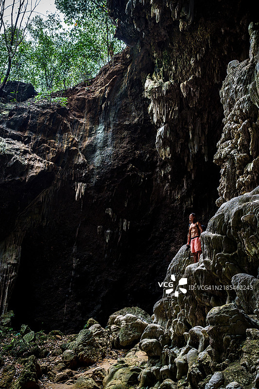 男子在越南迈州的朝洞探险图片素材