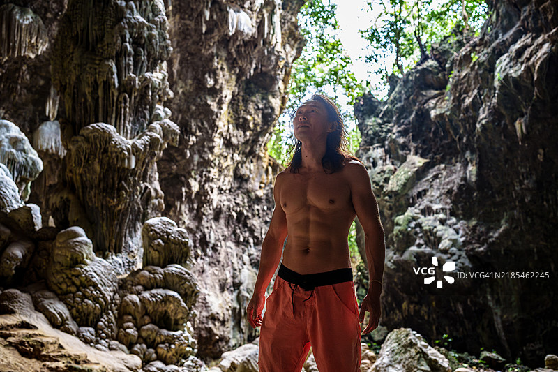 男子在越南迈州的朝洞探险图片素材