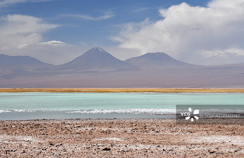 圣佩德罗·德·阿塔卡马的特宾基切湖和利坎卡布尔火山（阿塔卡马沙漠，智利）图片素材