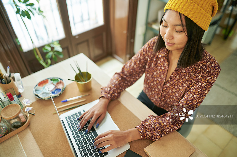 女性在办公室使用笔记本电脑图片素材