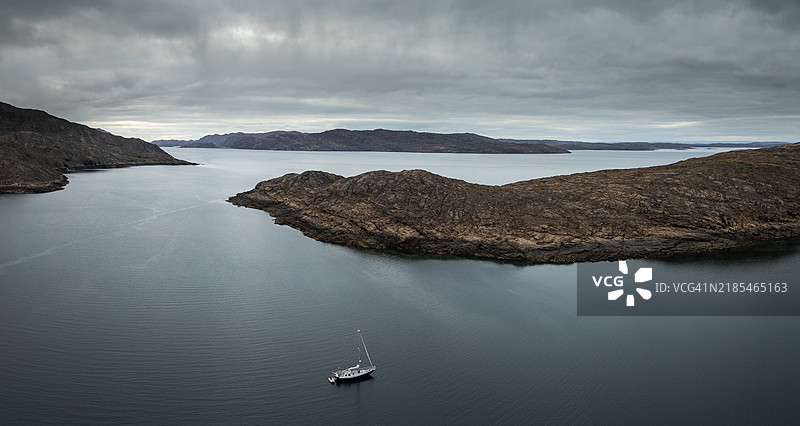 巴芬岛努纳武特地区隐秘海湾停泊的探险帆船鸟瞰图图片素材