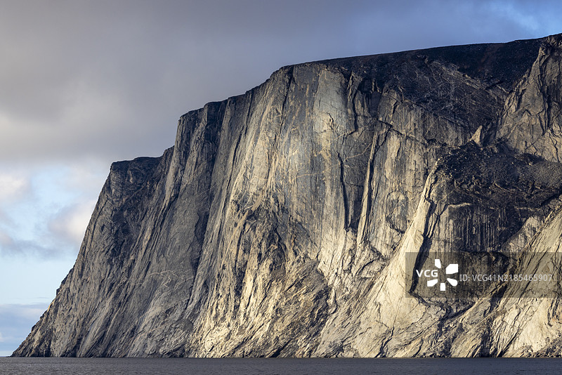 早晨的阳光照亮了加拿大努纳武特地区巴芬岛的坎伯兰湾入口的岛屿图片素材