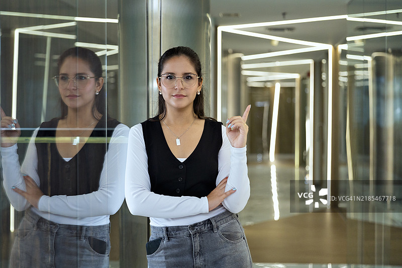 自信的西班牙裔女性正看着镜头。图片素材