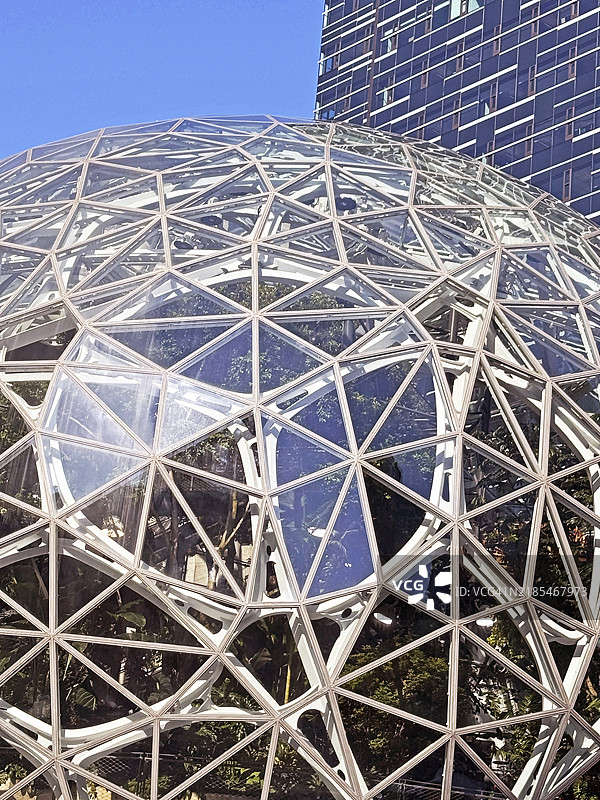 西雅图市中心的亚马逊球体与办公大楼背景。图片素材