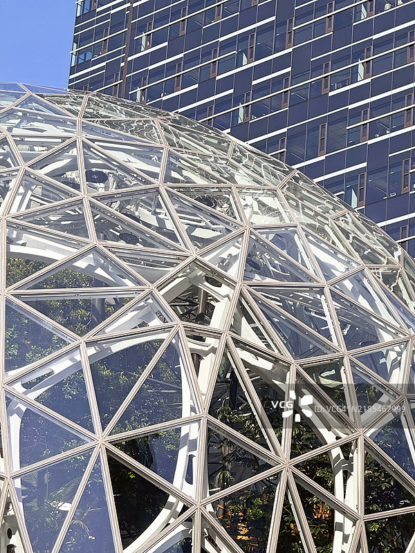 西雅图市中心的亚马逊球体与办公大楼背景。图片素材