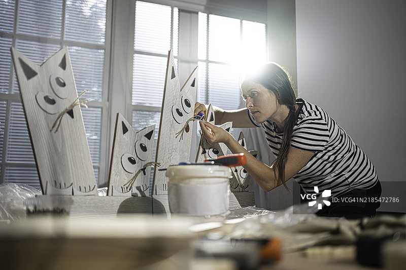 艺术家愉快地进行木工项目。艺术与手工艺。图片素材
