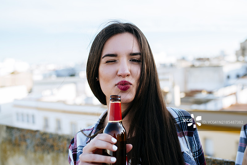 微笑的年轻女性与啤酒的肖像图片素材