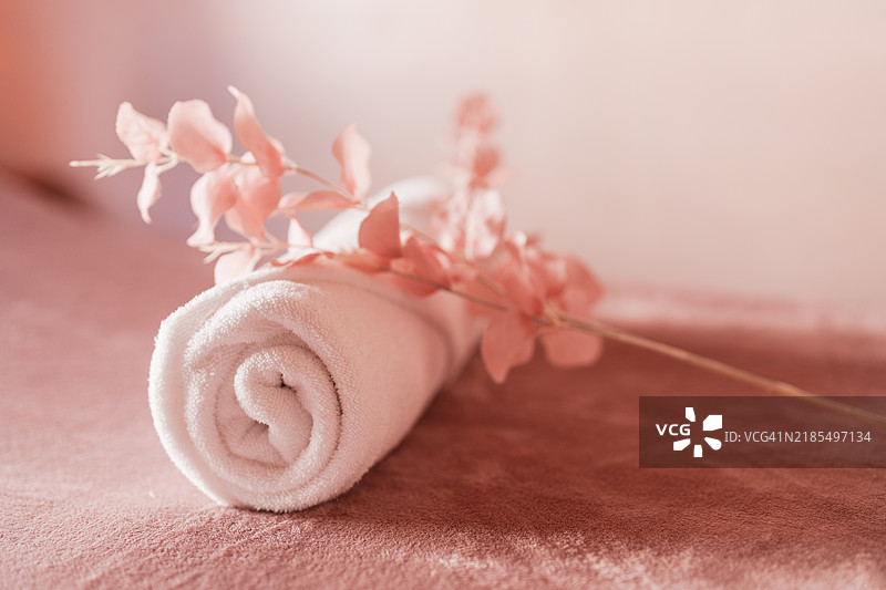 水疗，卷起的毛巾与茎孤立在上面。图片素材