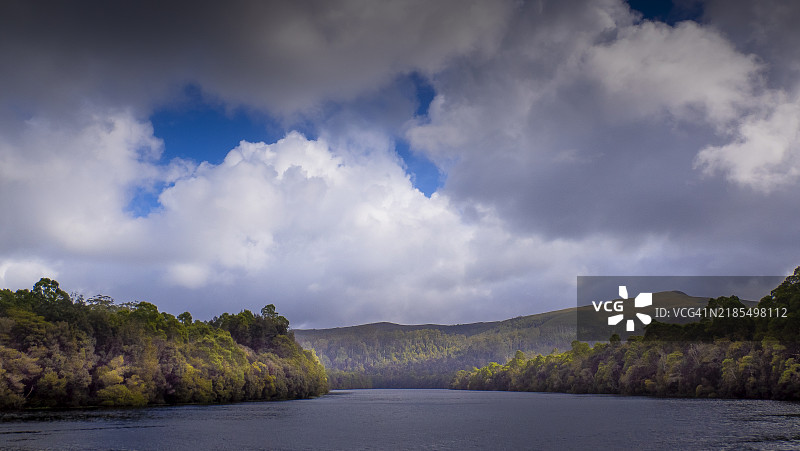 塔基地区西塔斯马尼亚的雨林和荒野中的派曼河景观图片素材
