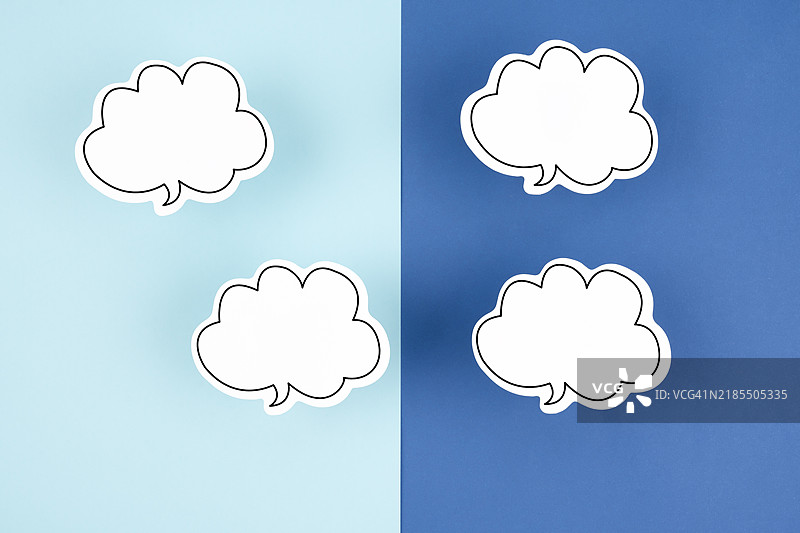 浅蓝色背景上的空白对话框。图片素材