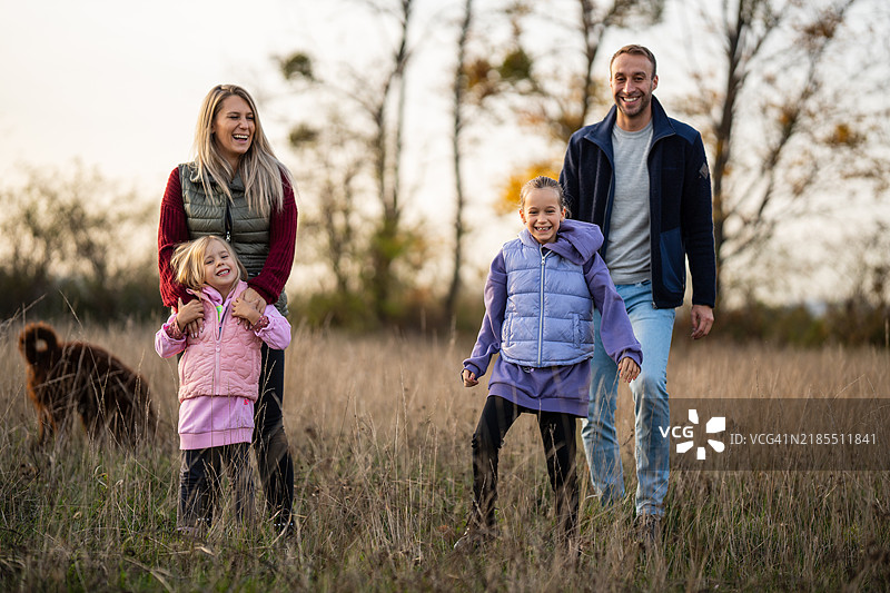 快乐的家庭在大自然中享受秋天的下午图片素材