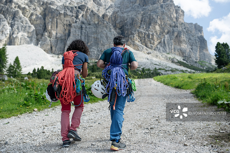 一对情侣准备在多洛米蒂山脉攀岩。图片素材