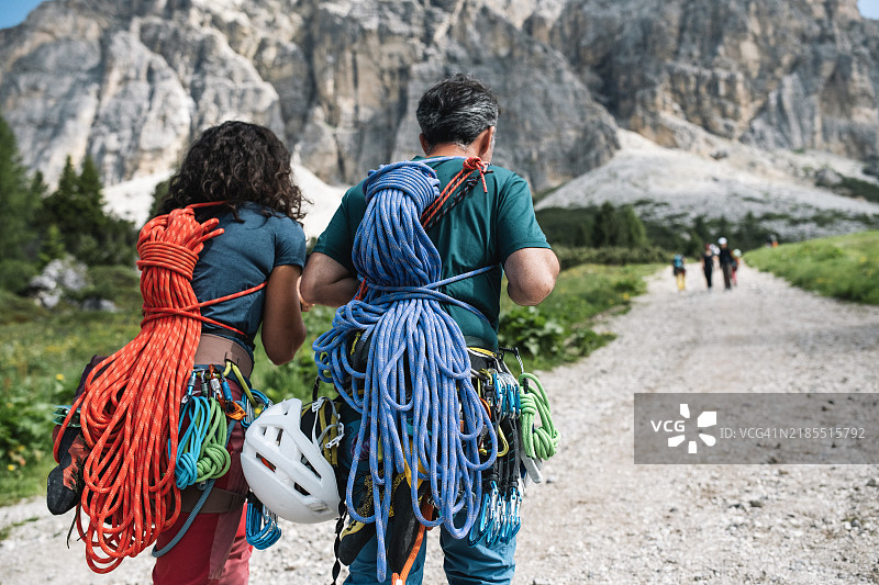 一对情侣将在美丽的多洛米蒂山脉攀岩。图片素材