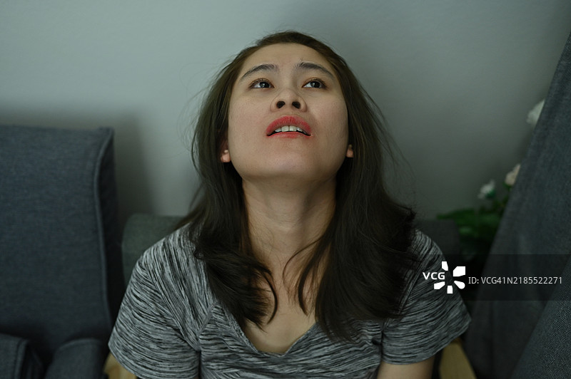 独自生活的亚洲女性面无表情。图片素材