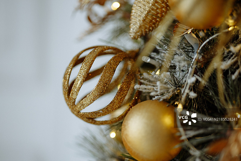 圣诞树上的金色球特写图片素材