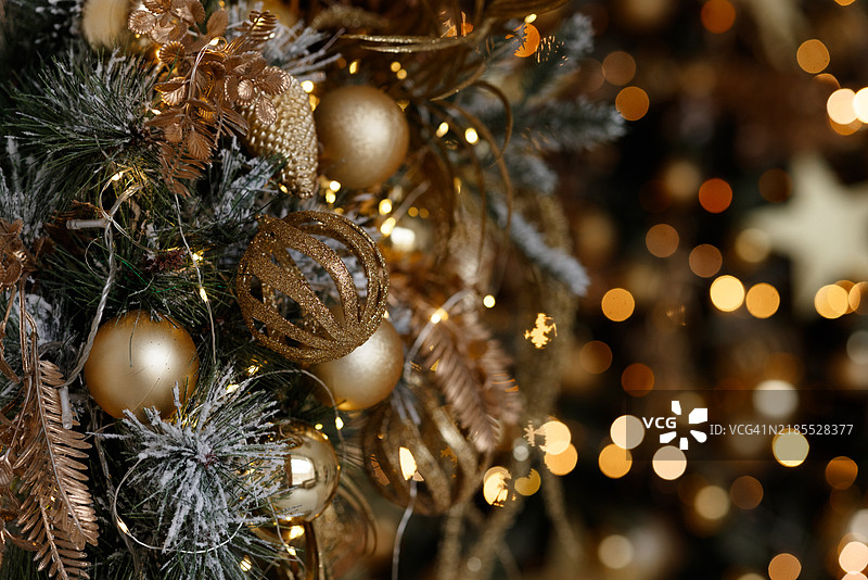 装饰有金银饰品和鹿形 ornament 的圣诞树图片素材