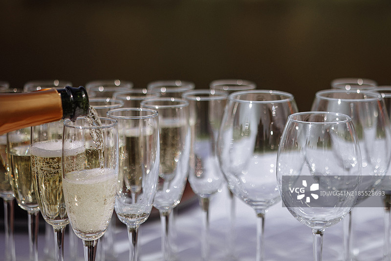 一排酒杯整齐地摆放在桌子上图片素材