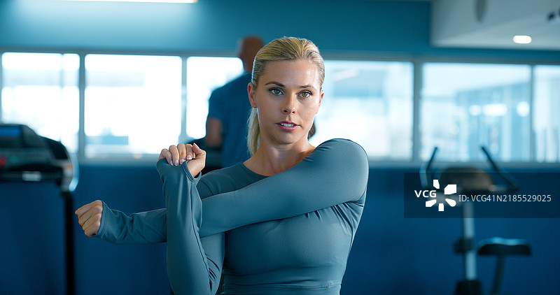 健身、女性在健身房拉伸以增强肌肉力量，运动训练并准备锻炼。运动员、人员和热身准备，身体活动和在中心的表现。图片素材