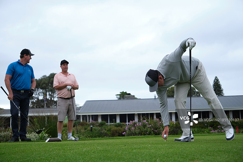 高尔夫球手准备在第一个发球台击球图片素材
