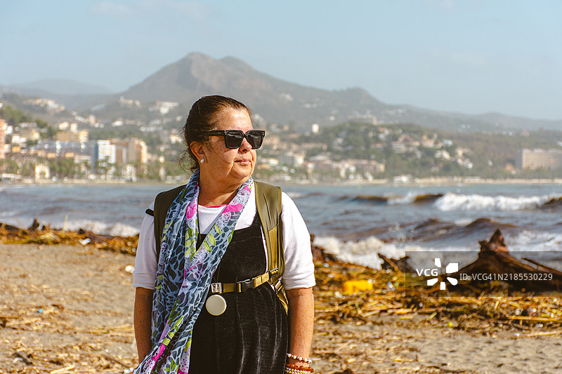马拉加的拉拉马拉奎塔海滩上的老年女性图片素材
