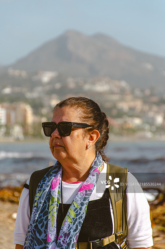 马拉加的拉拉马拉盖塔海滩上的老年女性图片素材