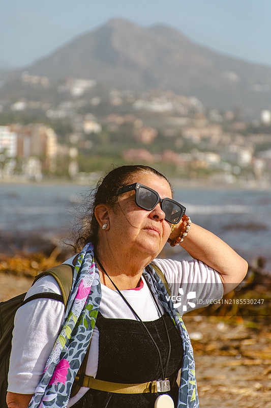 马拉加的拉拉马拉奎塔海滩上的老年女性图片素材