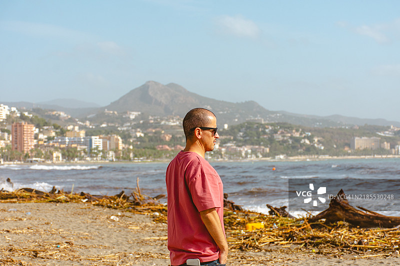马拉加拉马拉奎塔海滩上的男人图片素材