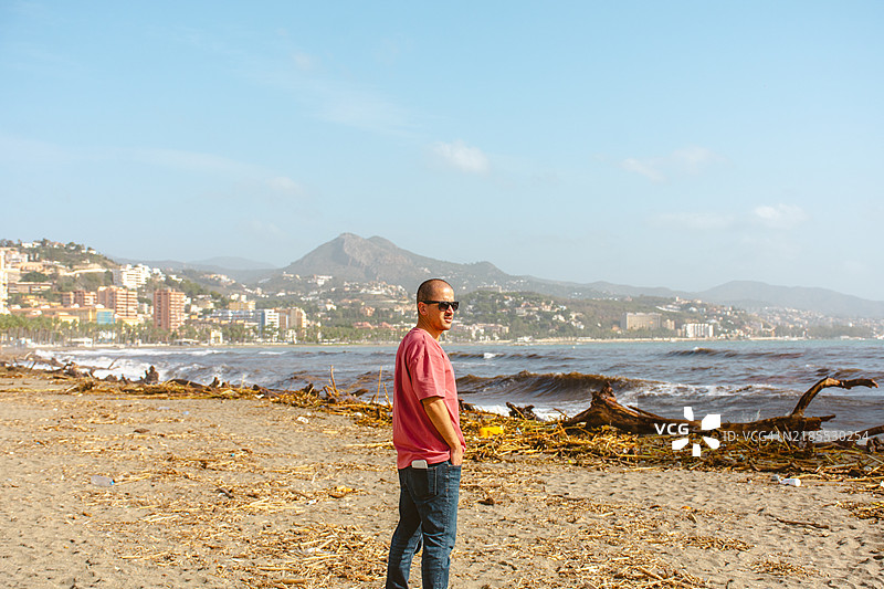 马拉加拉马拉奎塔海滩上的男人图片素材